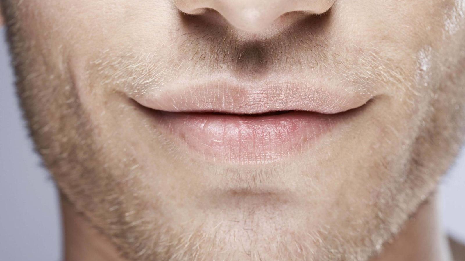 Губы мужчины характеристика. Губы мужские. Красивые мужские губы. Губы мужские улыбка. Улыбка мужская с закрытым ртом.